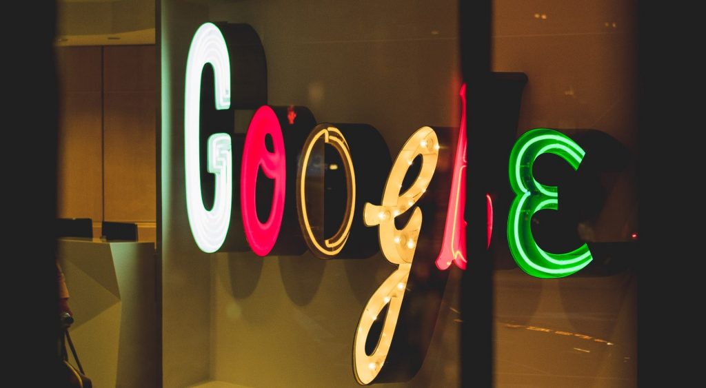 Neon logo van Google, de grootste zoekmachine ter wereld