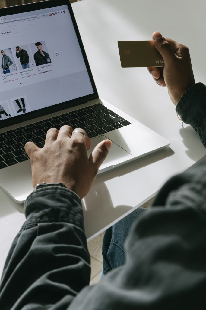 Man doet aankoop op een webshop